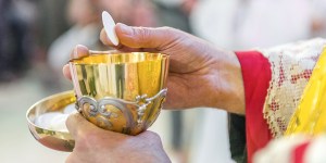 Il sacerdote cattolico: ministro di Dio per i suoi fratelli