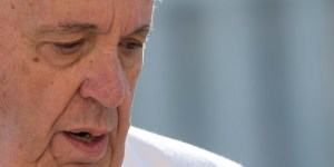 Cosa fare per liberarci dalla tristezza? Ecco il suggerimento del Papa