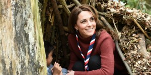 Kate Middleton annoda il foulard scout