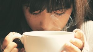 WOMAN DRINKING A COFFE