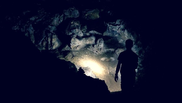 UOMO GROTTA TORCIA