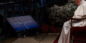 Via Crucis al Colosseo, dalle famiglie una preghiera di pace per Russia e Ucraina