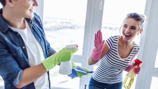 couple cleaning