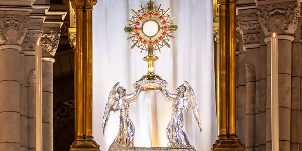 MONSTRANCE