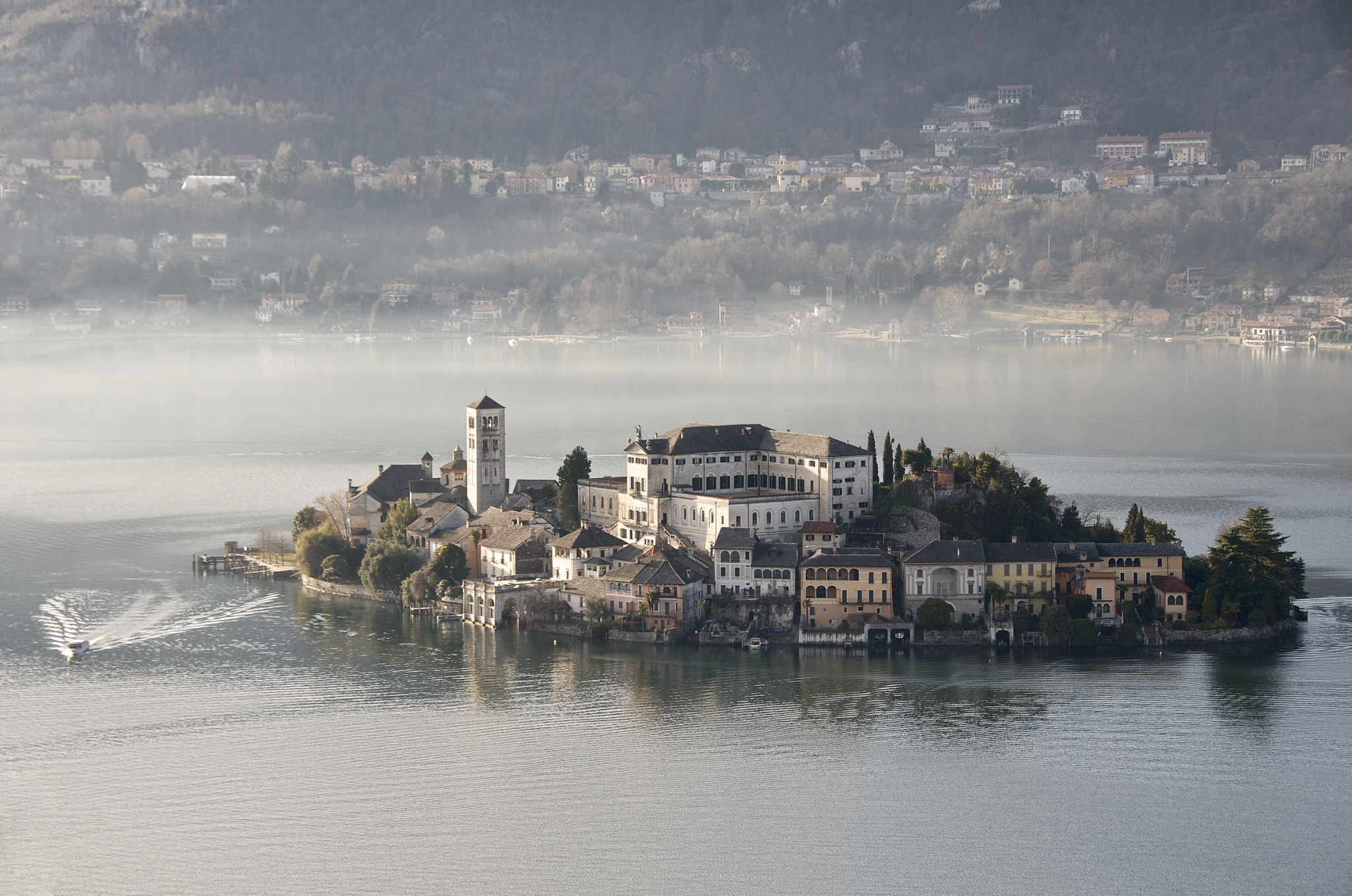 (slideshow) Il monastero italiano adagiato su un’isola