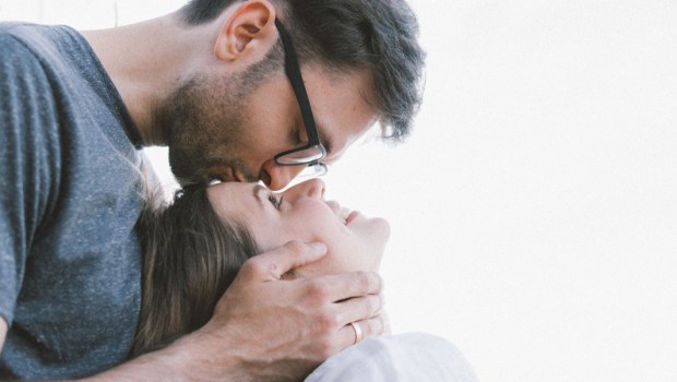 MAN, KISS, WOMAN