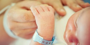 Don Gianni: ho battezzato Maria Elena nell&#8217;incubatrice con una siringa d&#8217;acqua santa