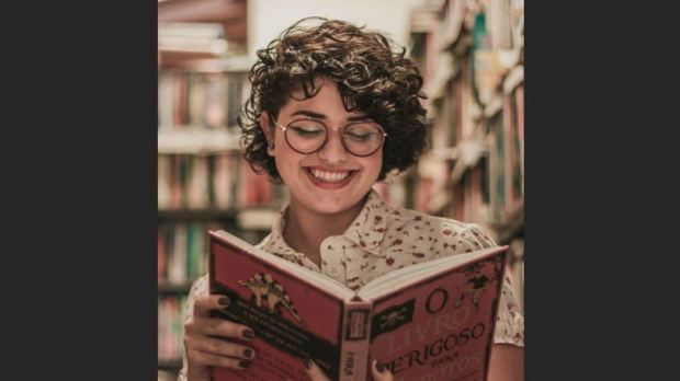 GIRL READING
