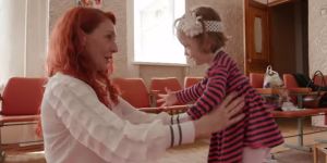 Ucraina, la &#8220;fabbrica&#8221; dei bambini: i prodotti fallati come Bridget sono abbandonati
