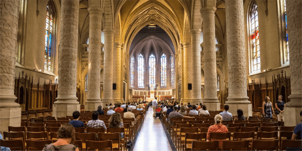 fidèles dans une église