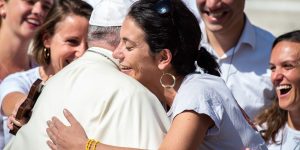 La denuncia di Papa Francesco: oggi la maternità viene umiliata