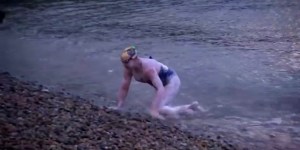 Il record di Sarah Thomas: attraversa a nuoto la Manica per 4 volte dopo aver sconfitto un tumore