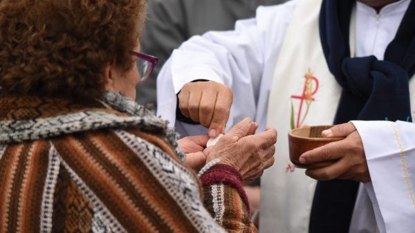 eucaristia sulla mano