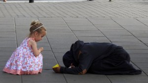 little girl gives money homeless