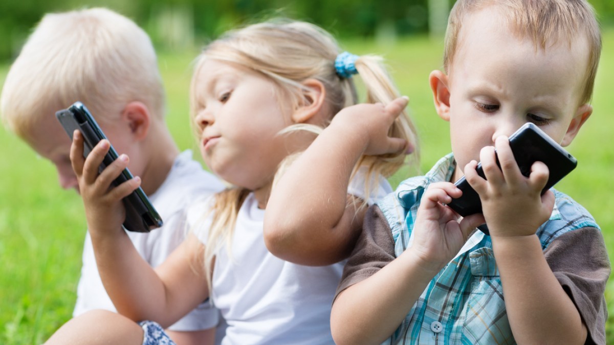 CHILDREN, PLAY, SMARTPHONE