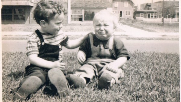 El cardenal Michael Czerny (a la izquierda) junto a su hermano Robert, después de su llegada a Canadá