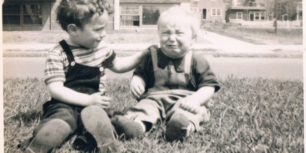 El cardenal Michael Czerny (a la izquierda) junto a su hermano Robert, después de su llegada a Canadá