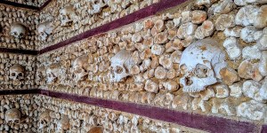 La cappella portoghese decorata con 5.000 ossa umane come utile promemoria