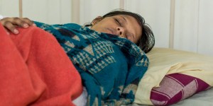 Madre surrogata indiana muore portando in grembo due gemelli