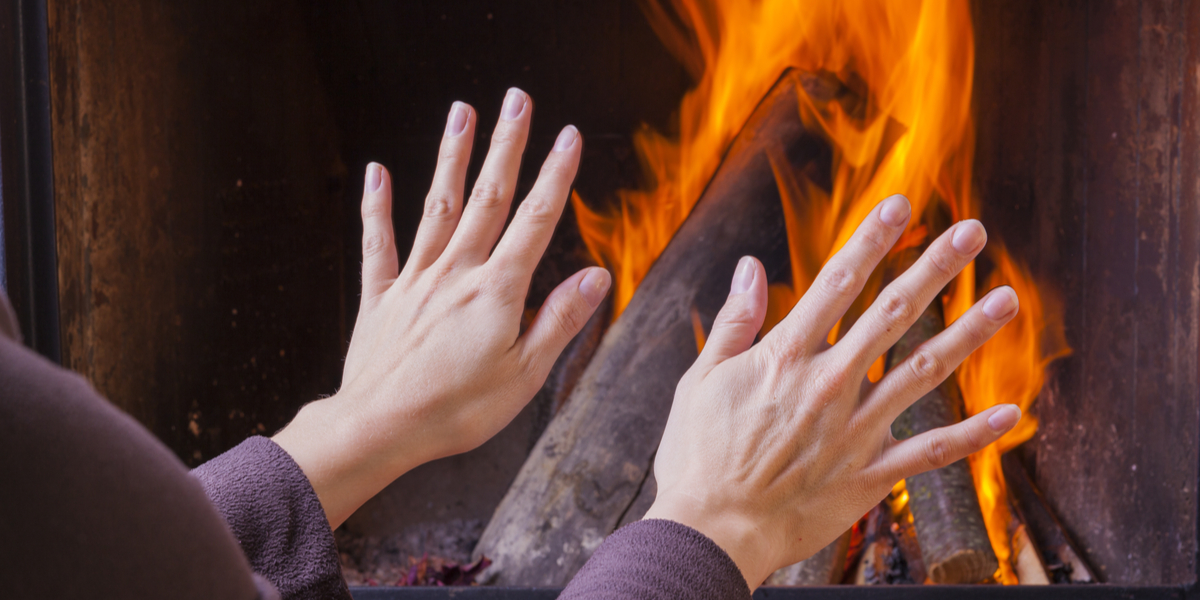 mains près du feu