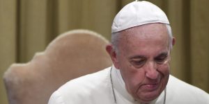 Papa Francesco tira le orecchie a chi paga indovini, maghi e cartomanti