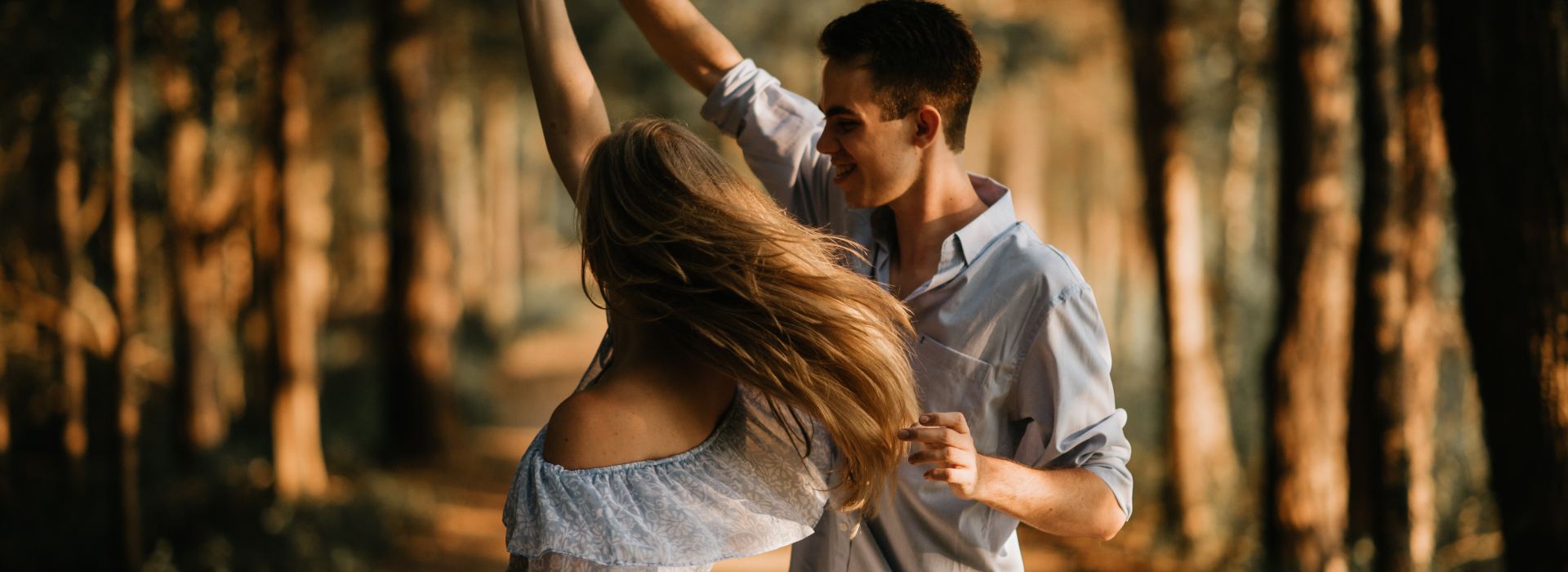 COUPLE DANCING