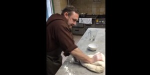 Il frate pizzaiolo che impasta una pizza record da 4 chili e mezzo! (VIDEO)