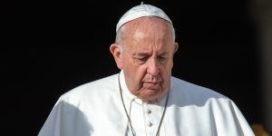 Il Papa stronca le “malelingue”: non ho il cancro. Dimissioni? Non ci penso