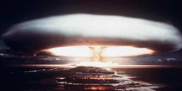 web2-nuclear-explosion-mururoa-atoll-afp-000_arp2292596.jpg