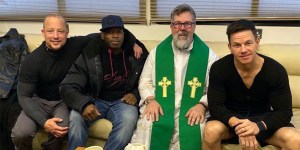 Mark Wahlberg ringrazia un sacerdote in un post che diventa virale
