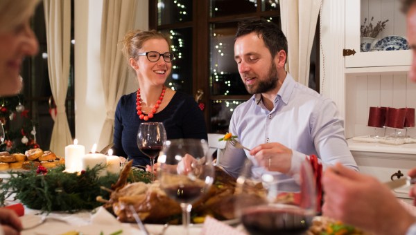 Famille lors d'un dîner de Noël