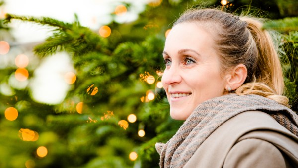 WOMAN, CHRISTMAS, TREE