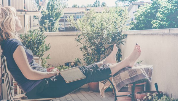 WOMAN, RELAX, OUTSIDE