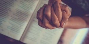 Non viviamo la fede con ansia: la grazia agisce nonostante noi