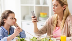 web3-mother-daugther-eating-smartphone.jpg