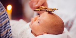 Non aspettate che siano grandi: sfatiamo i falsi miti sul Battesimo