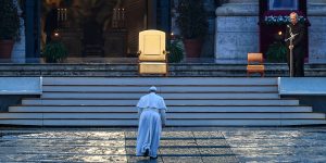 Noi davanti alla TV: piccole chiese domestiche in comunione col Papa