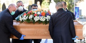 &#8220;Guanti e acqua benedetta: così dò l&#8217;ultima benedizione ai morti di coronavirus &#8220;