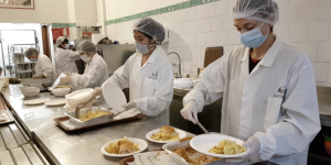Visita a una mensa per i poveri in piena crisi coronavirus