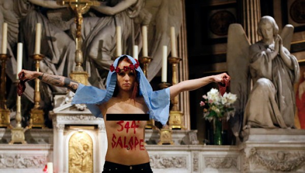 ATTIVITA DEL GRUPPO FEMEN A SENO NUDO IN CHIESA
