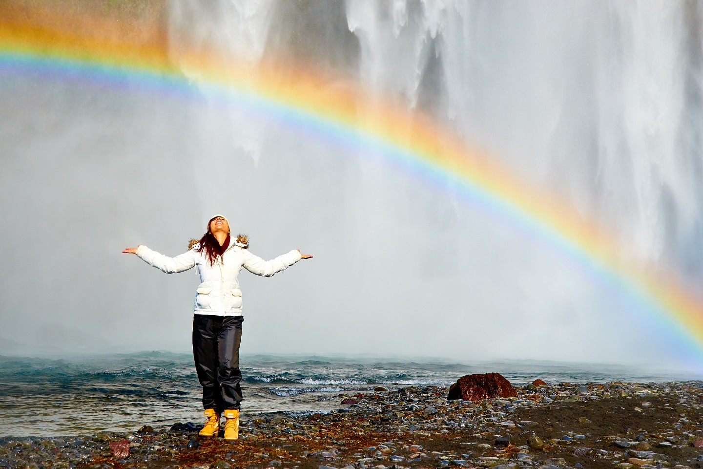 mujer y arco iris