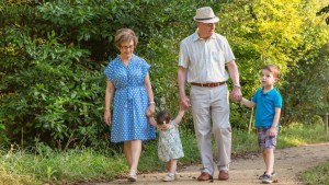 HERO-GRANDPARENTS-KIDS-CHILDREN-WALK-shutterstock_216728596-David Pereiras-AI