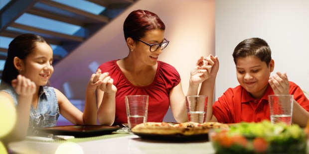WEB-PRAY-FAMILY-DINER-TABLE-shutterstock_1026172993.jpg