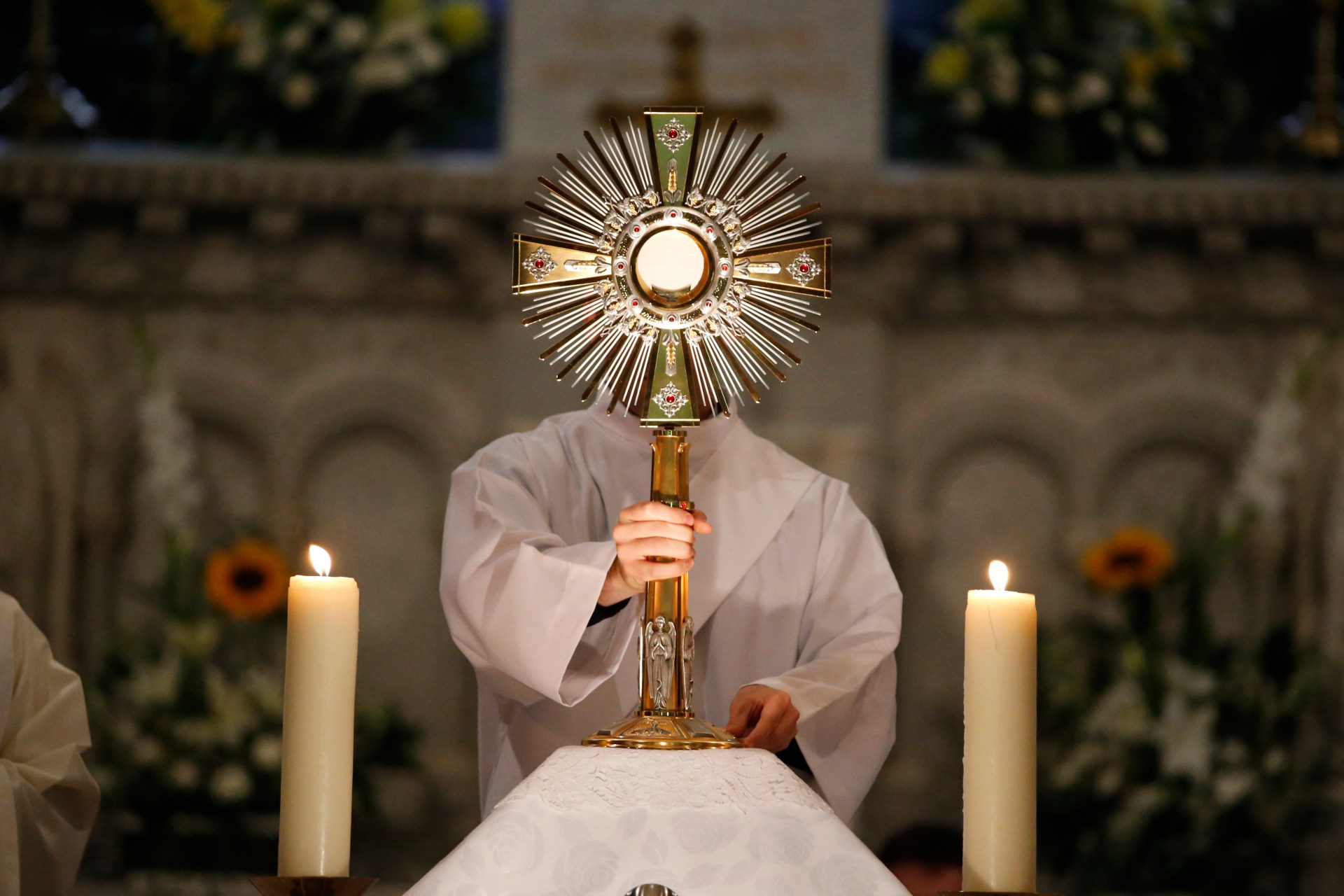 WEB2-eucharistic_adoration-GODONG-fr465275a.jpg