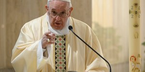 Il Papa: il diavolo vuole distruggere la Chiesa per invidia col potere e i soldi