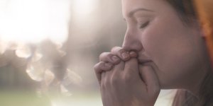 Questa preghiera contro la depressione vi tirerà su di morale
