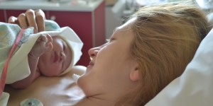 Scopre di avere un tumore in gravidanza e rimanda le cure per salvare il figlio