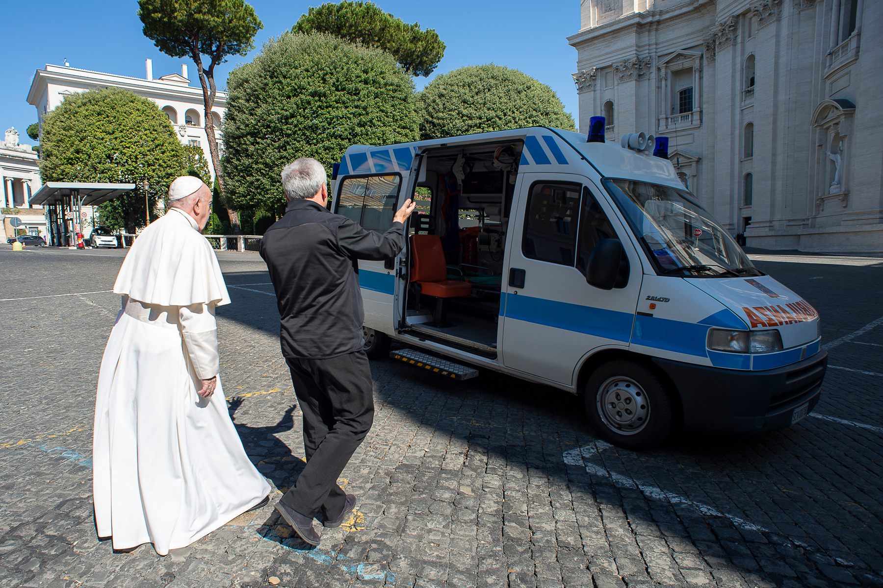 papa francesco ambulanza.jpg