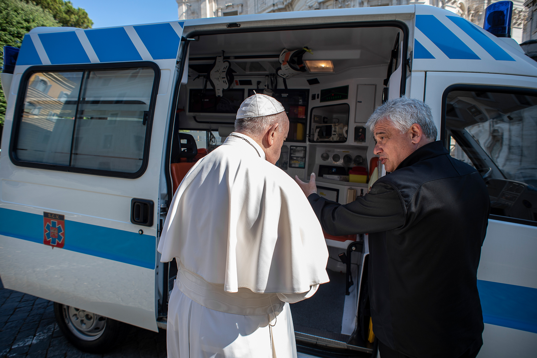 papa francesco ambulanza.jpg