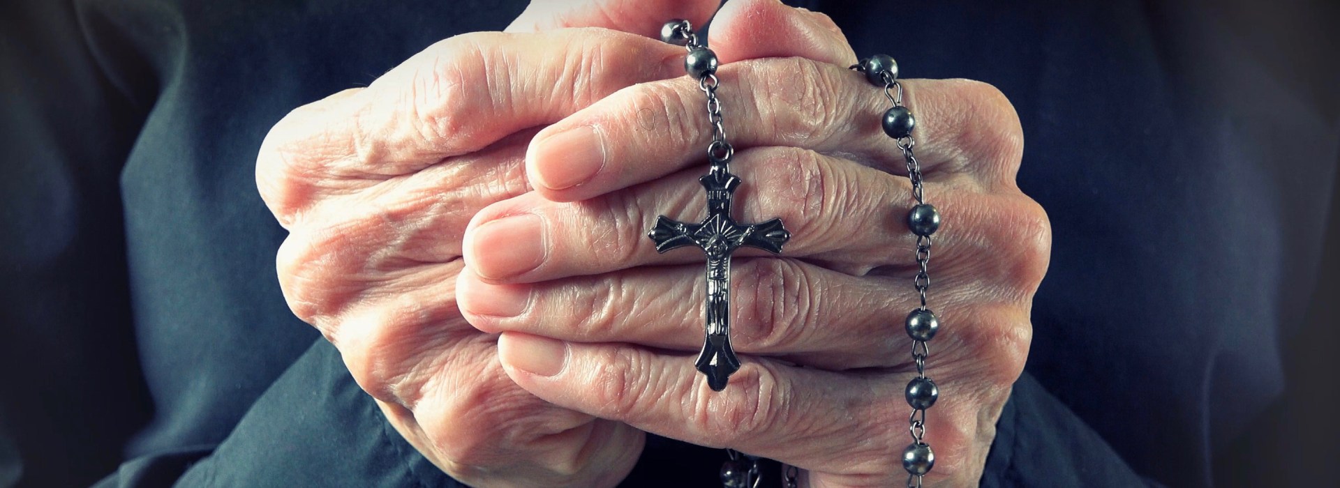 hero-31-dec-pray-old-person-roberto-machado-noalightrocket-via-getty-images-ai-1.jpg